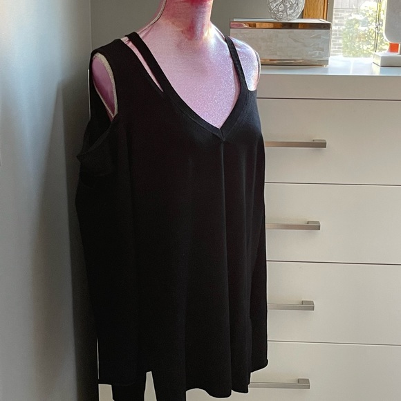 Cold shoulder sweater - Picture 1 of 8